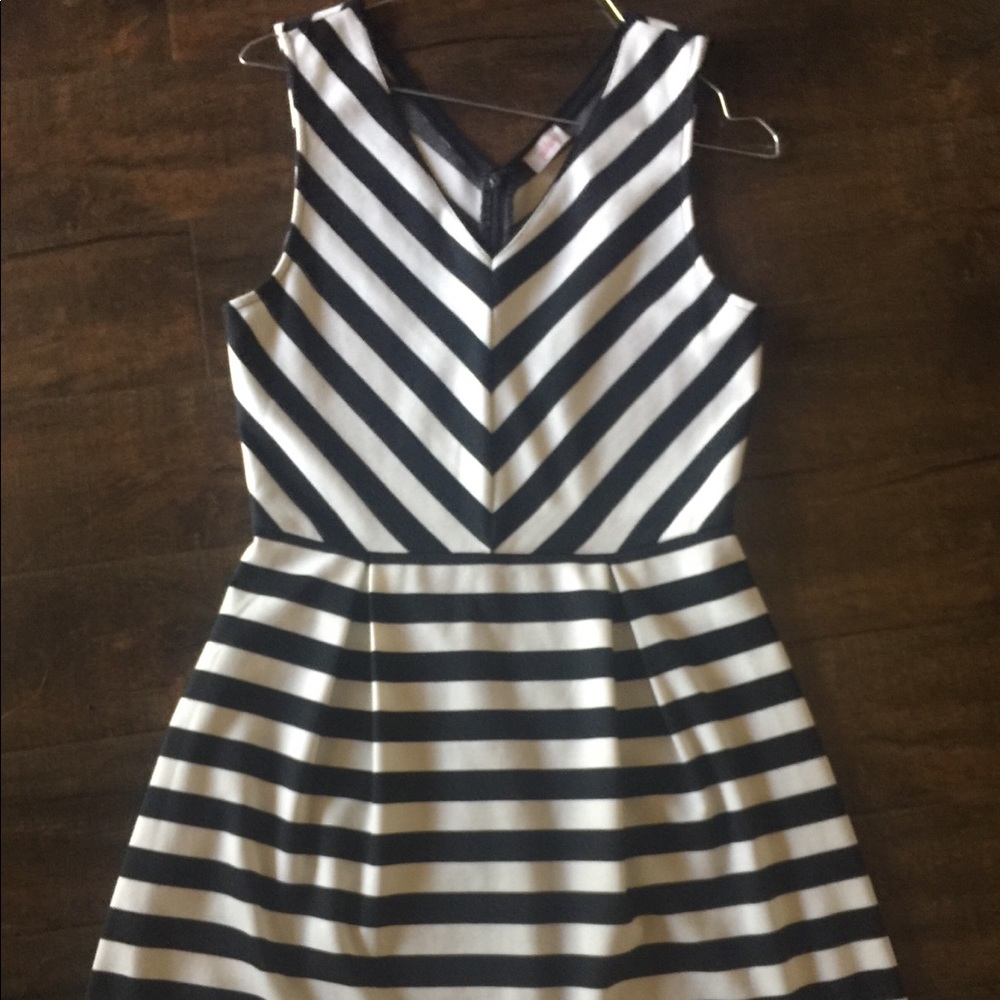 Pixley Dress 👗 striped black and white